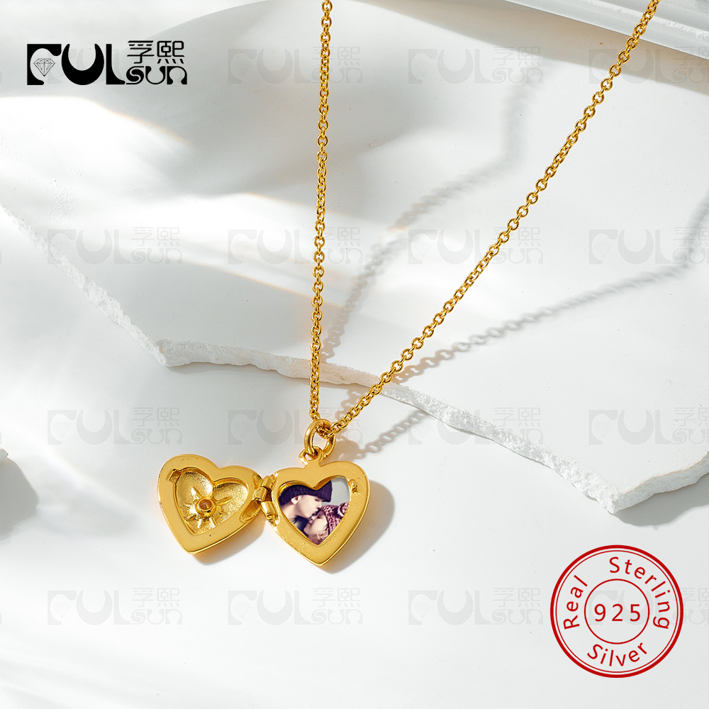 Heart Locket Necklace Photo - Colar com pingente em forma de